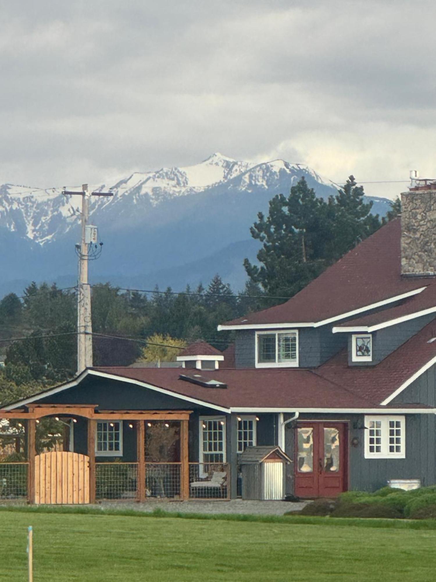 Dungeness Barn House Bed And Breakfast At Two Crows Farm Sequim Exterior photo